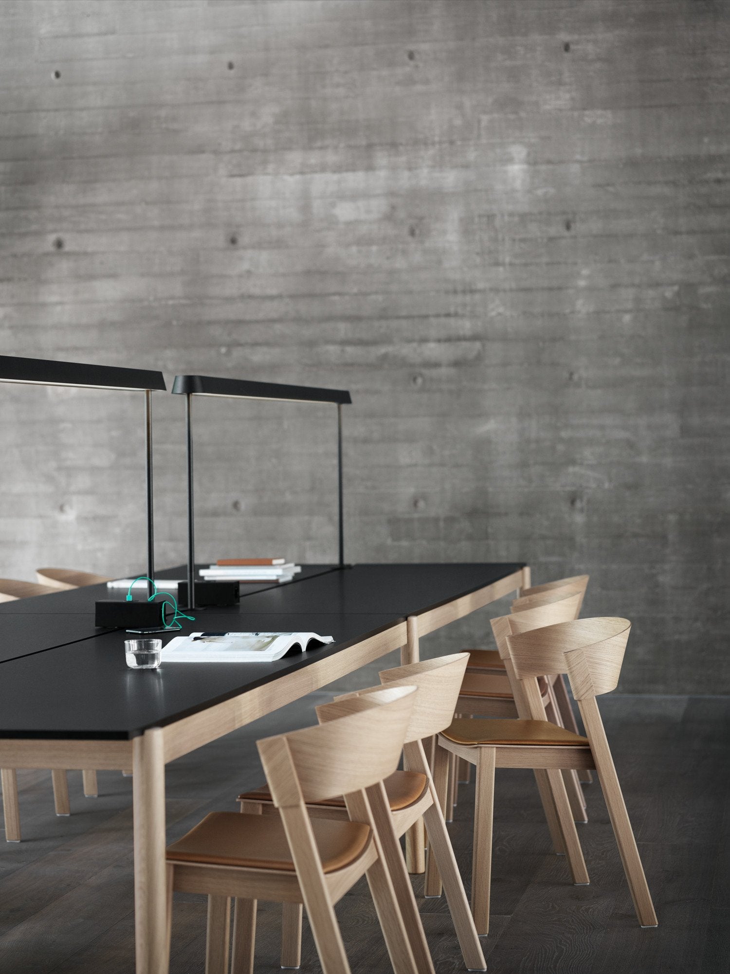Linear Mounted Lampe large in Schwarz präsentiert im Onlineshop von KAQTU Design AG. Tischleuchte ist von Muuto