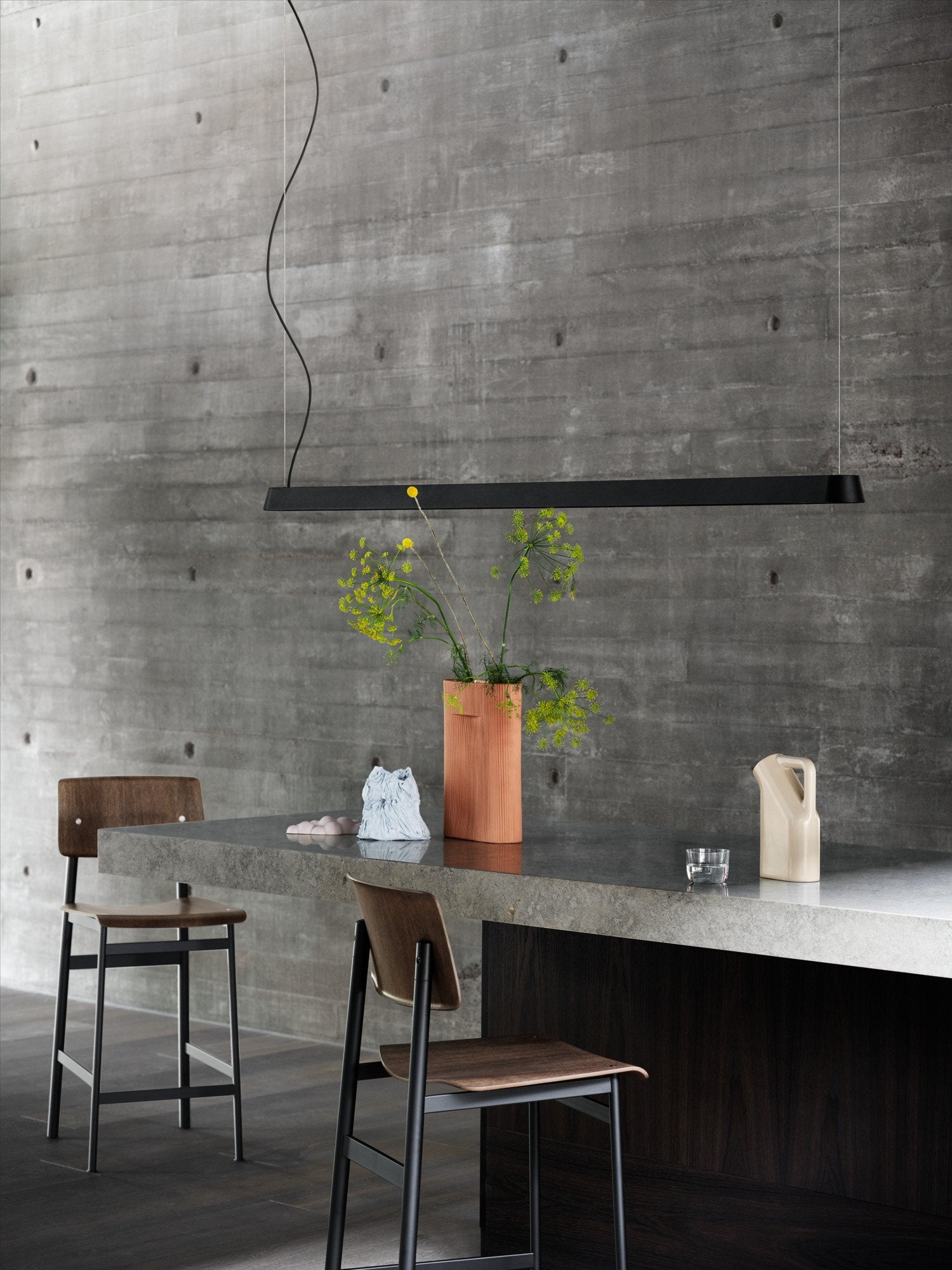 Linear Pendelleuchte in Schwarz präsentiert im Onlineshop von KAQTU Design AG. Pendelleuchte ist von Muuto
