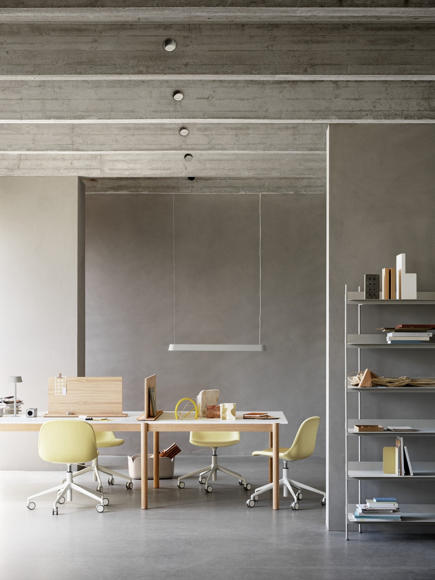 Linear Pendelleuchte in Grau präsentiert im Onlineshop von KAQTU Design AG. Pendelleuchte ist von Muuto
