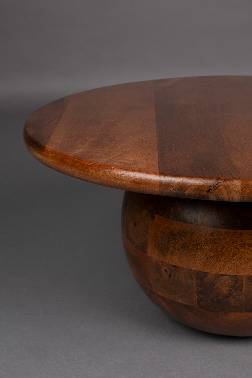 Entdecken Sie den Dutchbone Oblivian Couchtisch: Ein elegantes Design aus massivem Mangoholz, das nostalgische Wärme und Gemütlichkeit in Ihr Zuhause bringt.