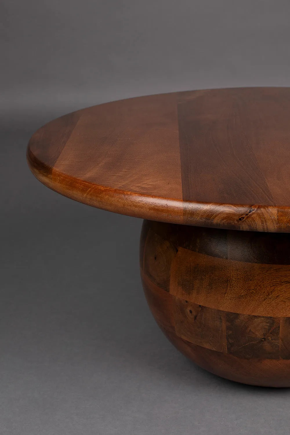 Couchtisch Oblivian: Mangoholz mit einzigartigem Retro-Flair.