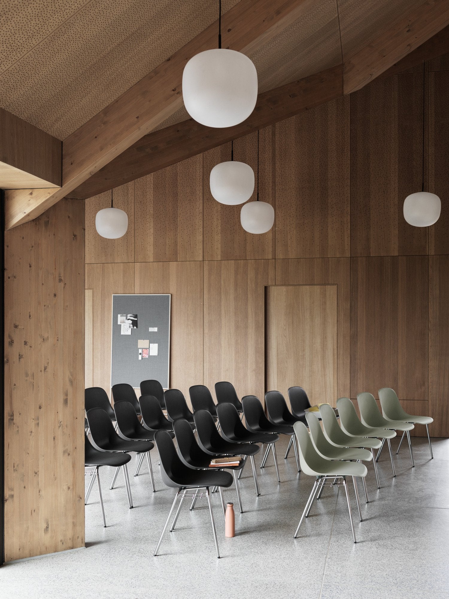 Fiber Side Stuhl in Schwarz / Chrom präsentiert im Onlineshop von KAQTU Design AG. Stuhl ist von Muuto