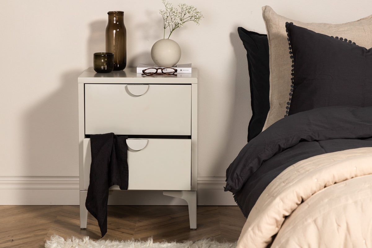 Piring Drawer in Beige präsentiert im Onlineshop von KAQTU Design AG. Nachttisch ist von Venture Home