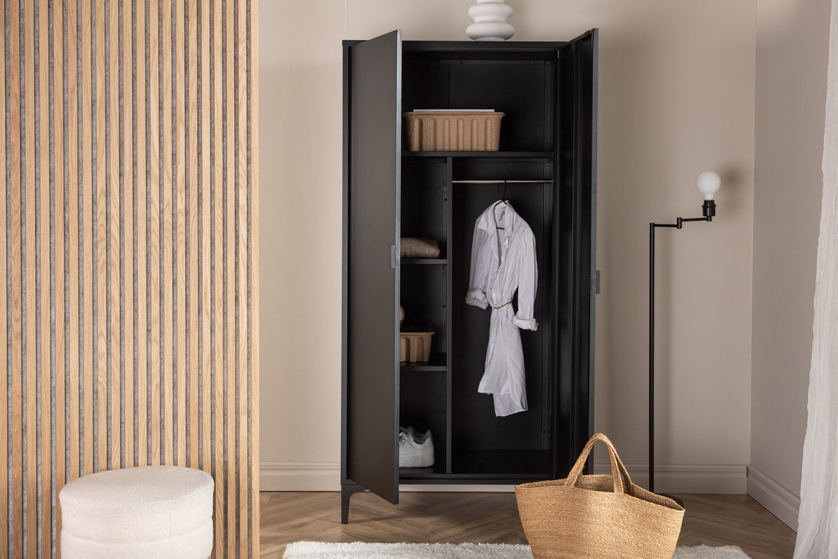 Piring Wardrobe in Schwarz präsentiert im Onlineshop von KAQTU Design AG. Drehtürenschrank ist von Venture Home