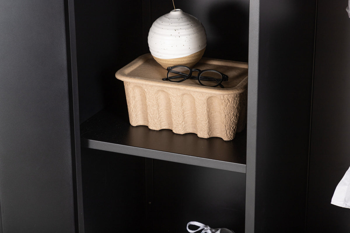 Piring Wardrobe in Schwarz präsentiert im Onlineshop von KAQTU Design AG. Drehtürenschrank ist von Venture Home