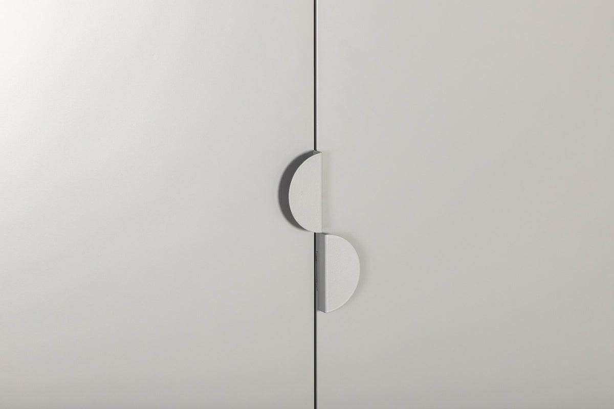 Piring Wardrobe in Hellgrau präsentiert im Onlineshop von KAQTU Design AG. Drehtürenschrank ist von Venture Home