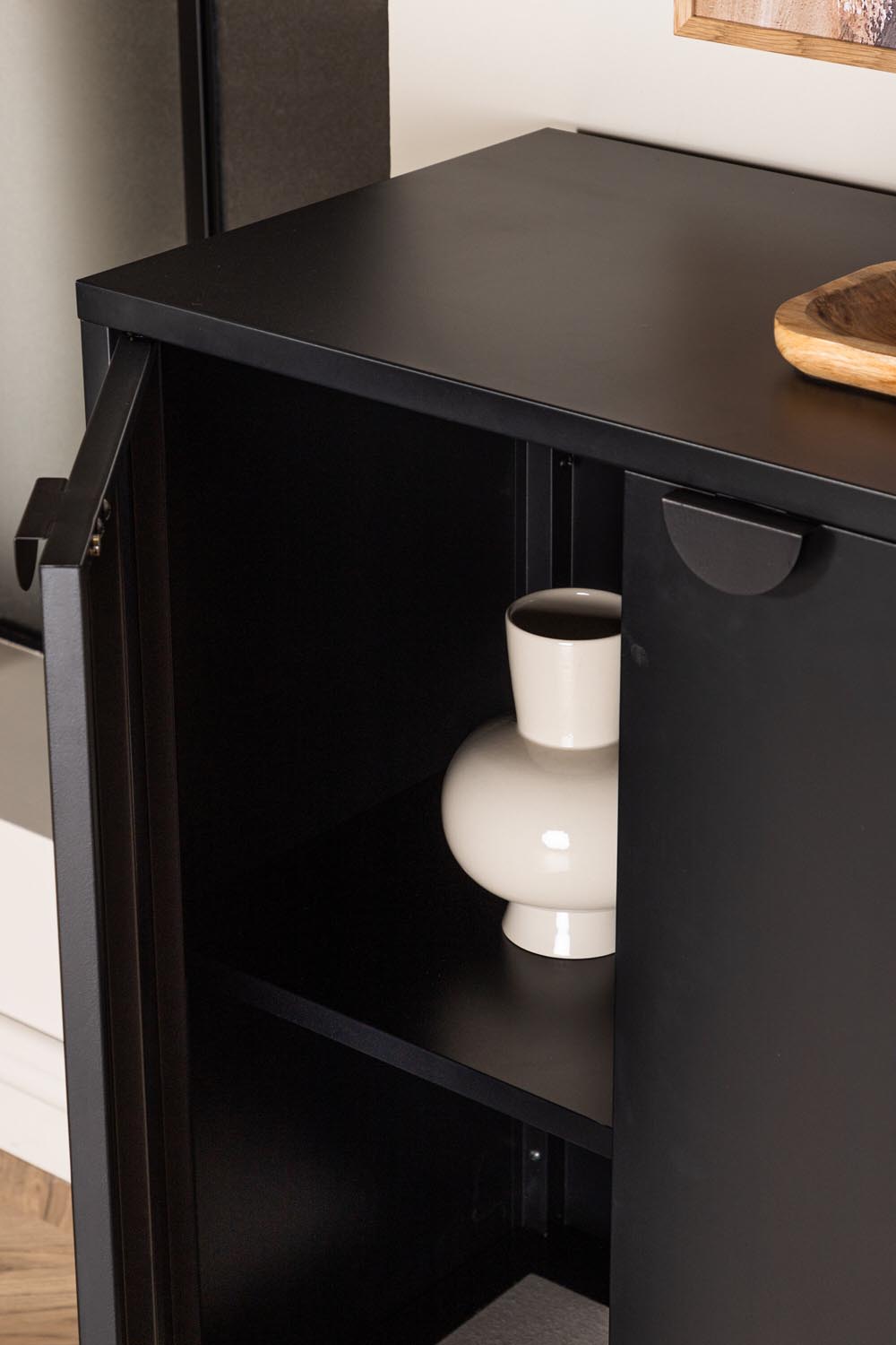 Piring Cabinet in Schwarz präsentiert im Onlineshop von KAQTU Design AG. Cabinet ist von Venture Home