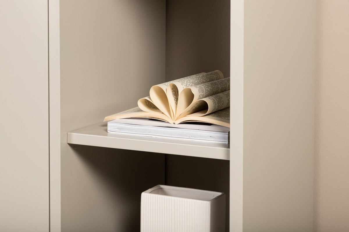 Piring Cabinet in Beige präsentiert im Onlineshop von KAQTU Design AG. Cabinet ist von Venture Home