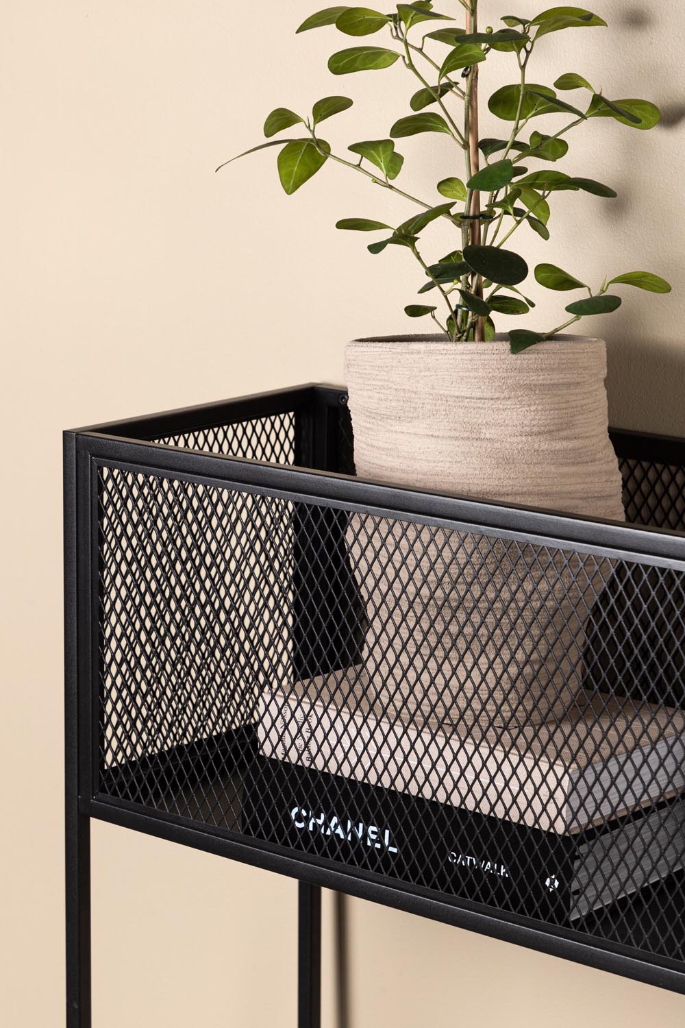 Netz Regal in Schwarz präsentiert im Onlineshop von KAQTU Design AG. Standregal ist von Venture Home