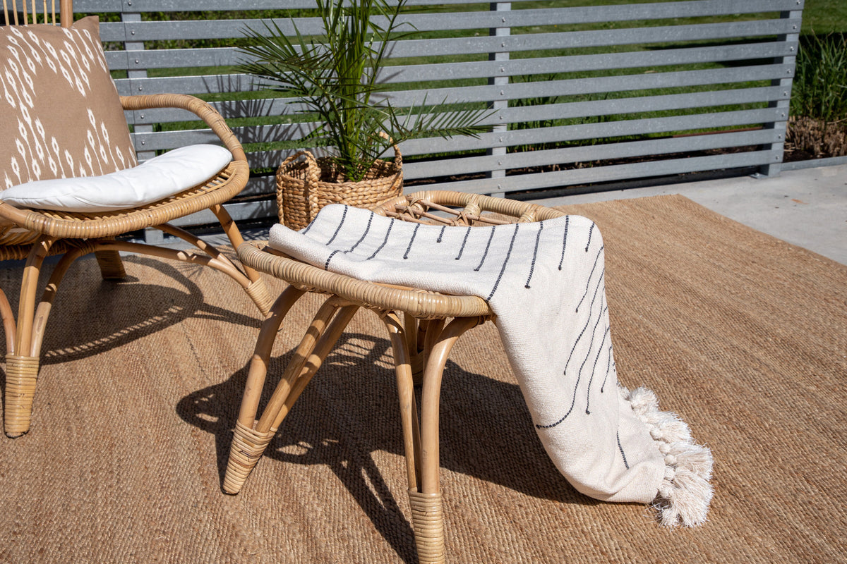 Ella Loungestuhl in Offwhite präsentiert im Onlineshop von KAQTU Design AG. Outdoor-Sessel ist von Venture Home