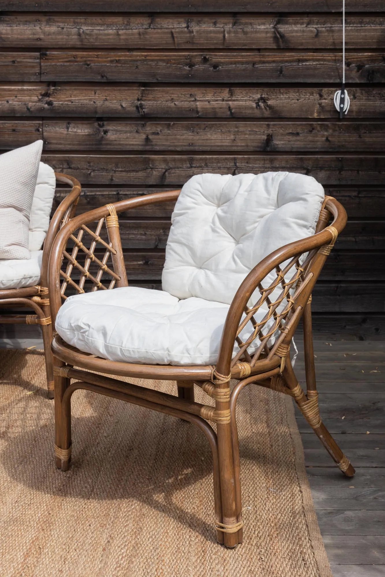 Elegantes Loungeset mit Zweisitzer, Sesseln und Tisch, robust, UV-beständig, ideal für Terrasse oder Wintergarten.
