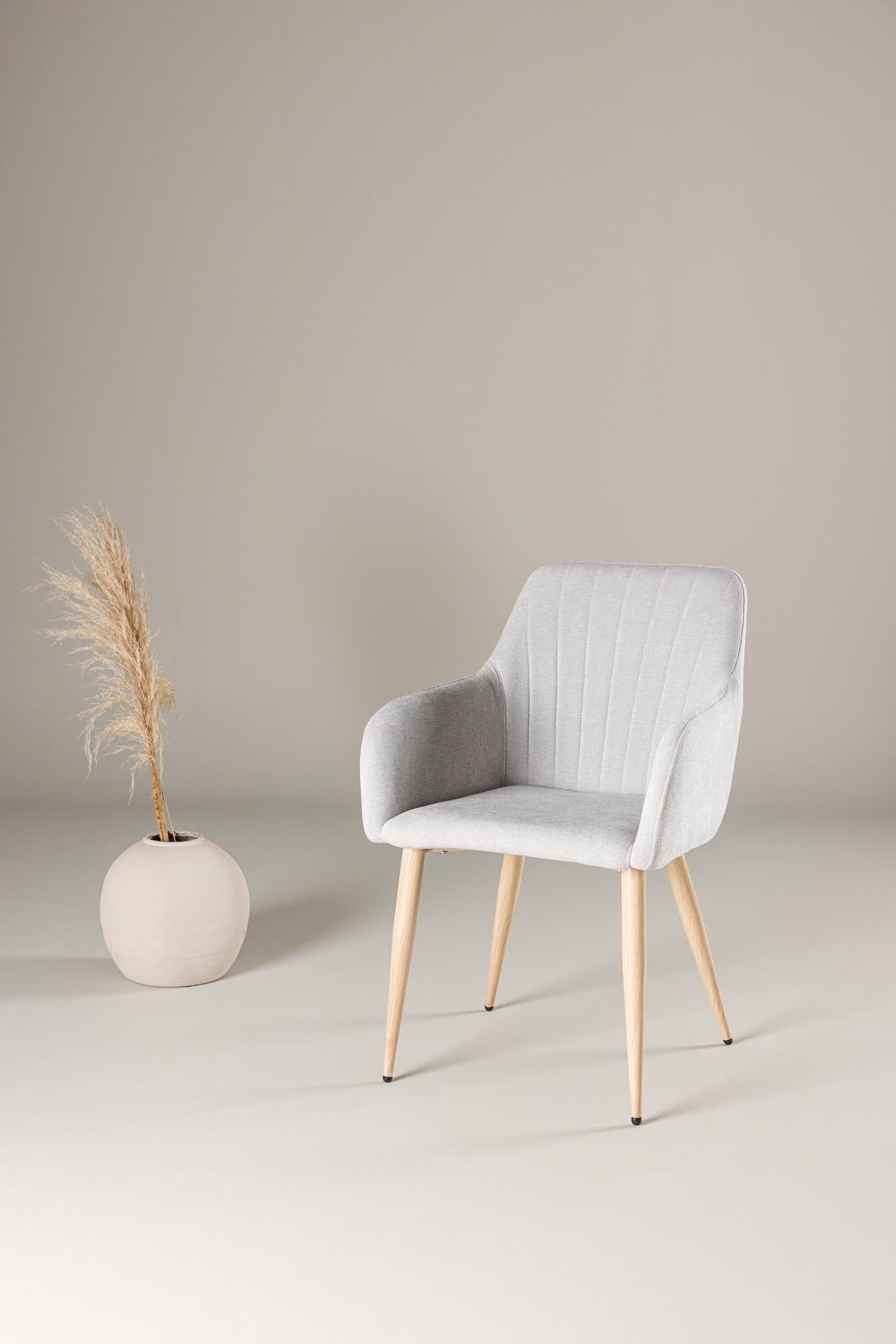 Eleganter Esszimmerstuhl von Venture Home in stilvollem Design.