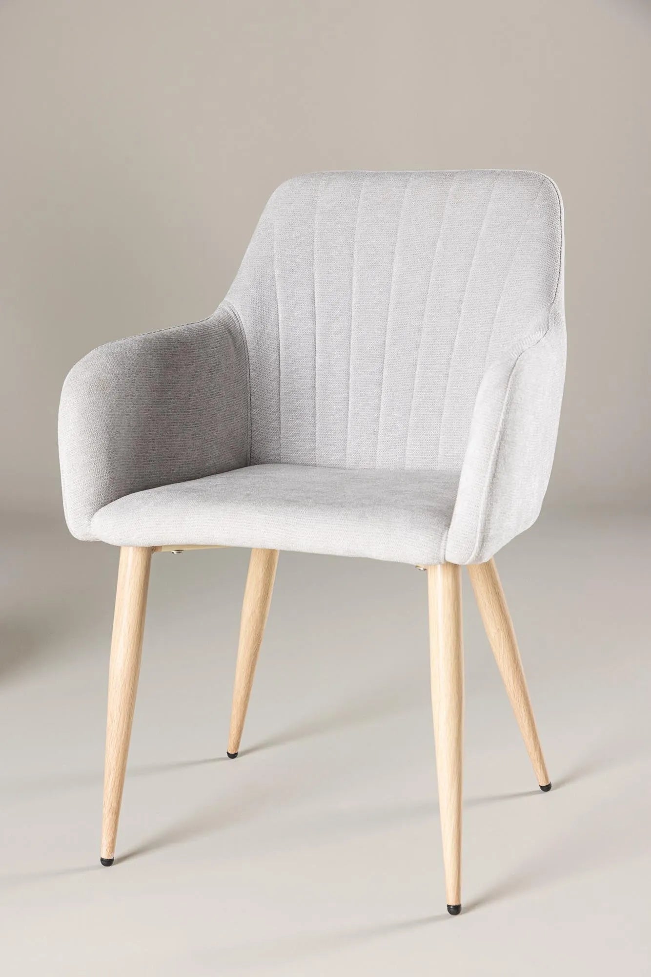 Moderner Comfort Esszimmerstuhl von Venture Home in edlem Hellgrau.