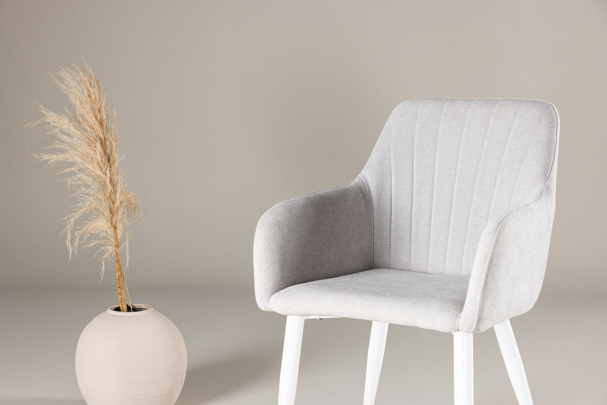 Comfort Esszimmerstuhl in Hellgrau präsentiert im Onlineshop von KAQTU Design AG. Schalenstuhl mit Armlehne ist von Venture Home