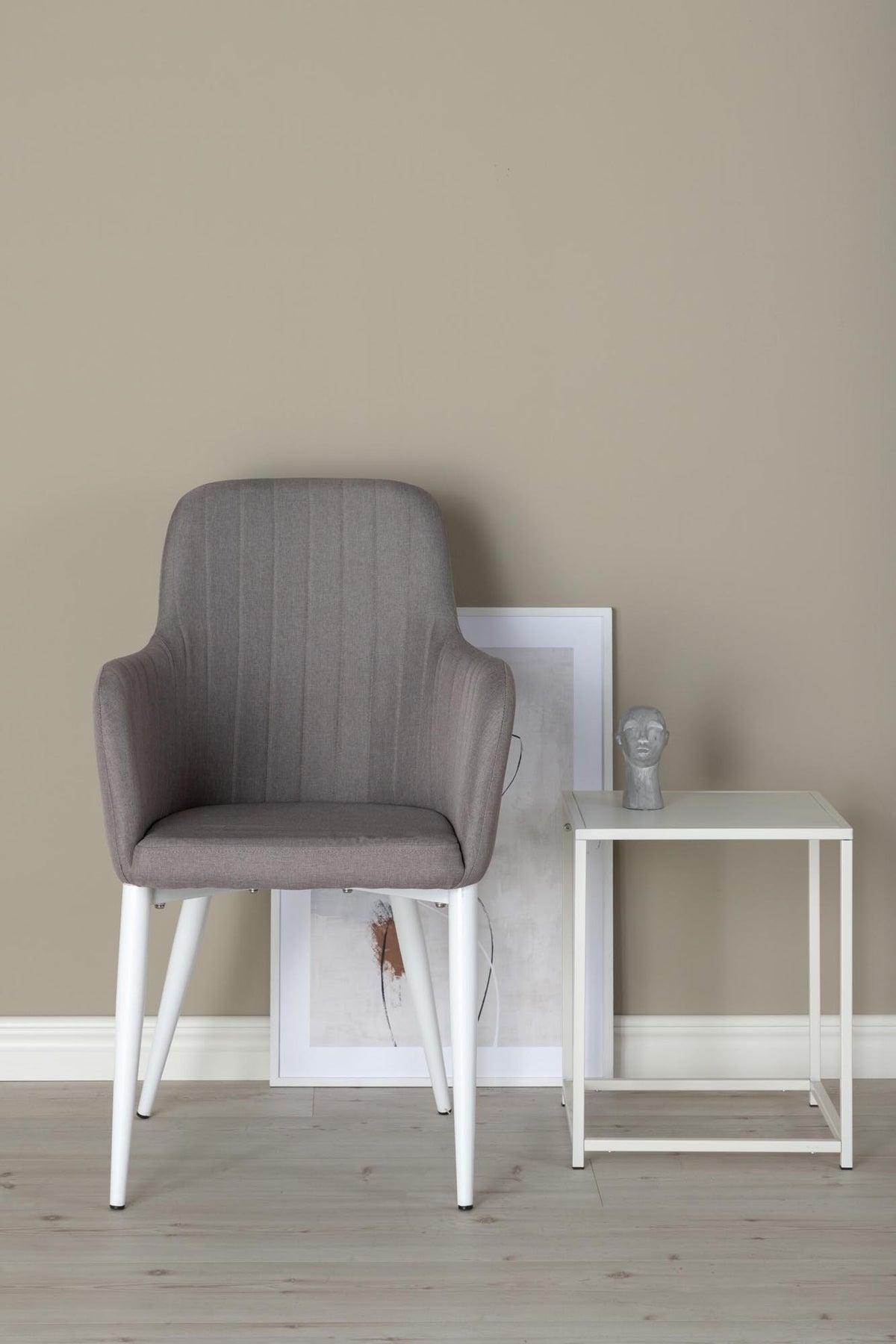 Comfort Stuhl in Grau/Weiss präsentiert im Onlineshop von KAQTU Design AG. Stuhl mit Armlehne ist von Venture Home