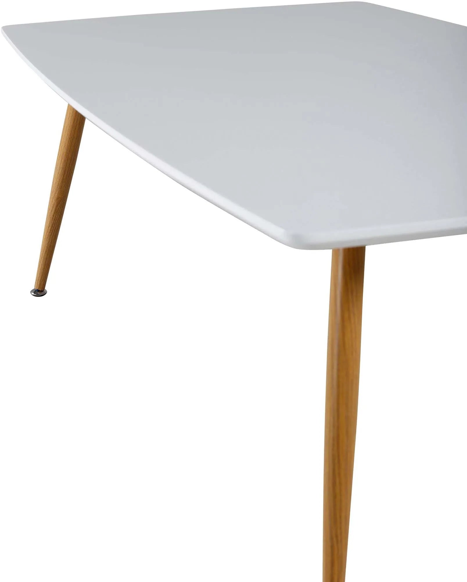 Stilvoller Plaza Tisch: Funktionalität trifft auf zeitloses Design.