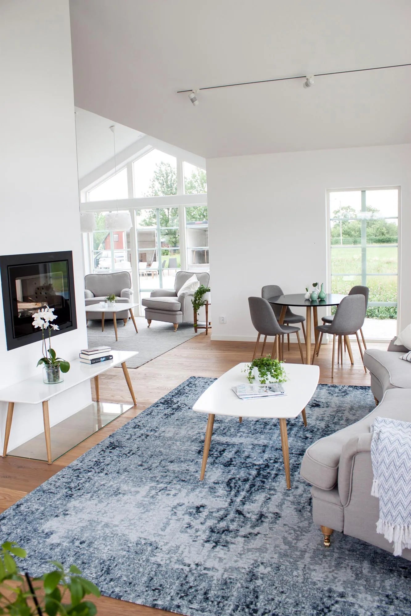 Eleganter Plaza Tisch: Vielseitig und modern für Ihr Zuhause.