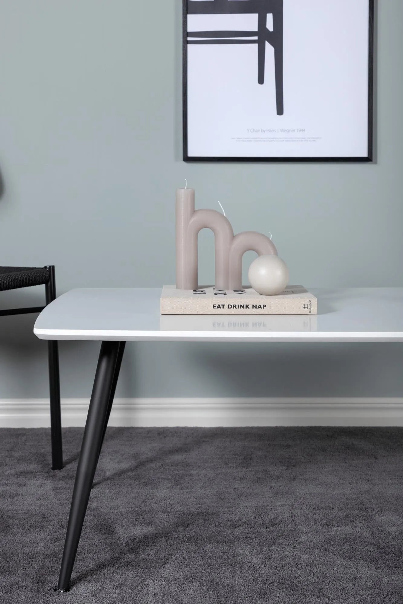 Eleganter Plaza Tisch von Venture Home: Stilvoll und vielseitig.