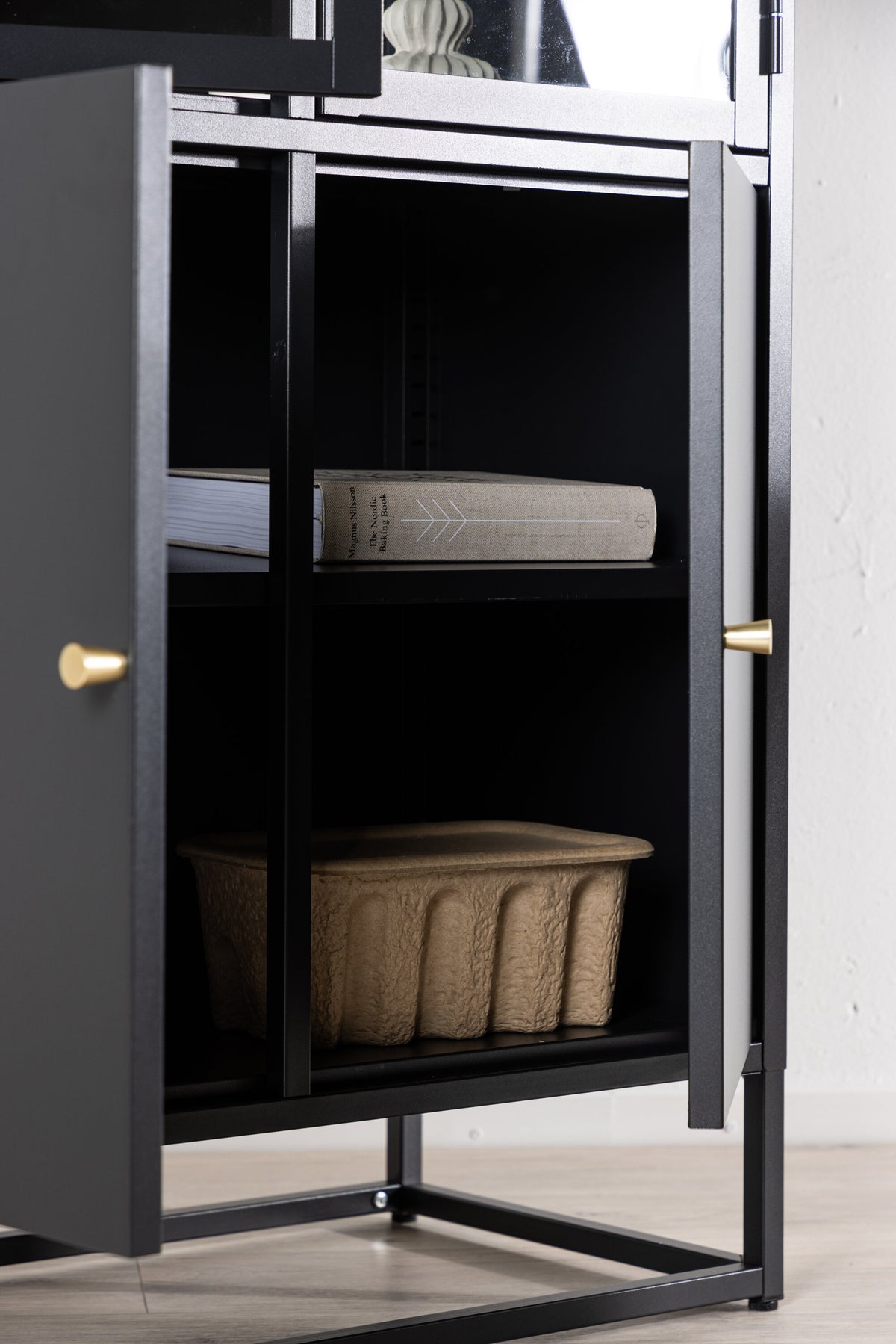 Bakal Cabinet in Schwarz präsentiert im Onlineshop von KAQTU Design AG. Cabinet ist von Venture Home