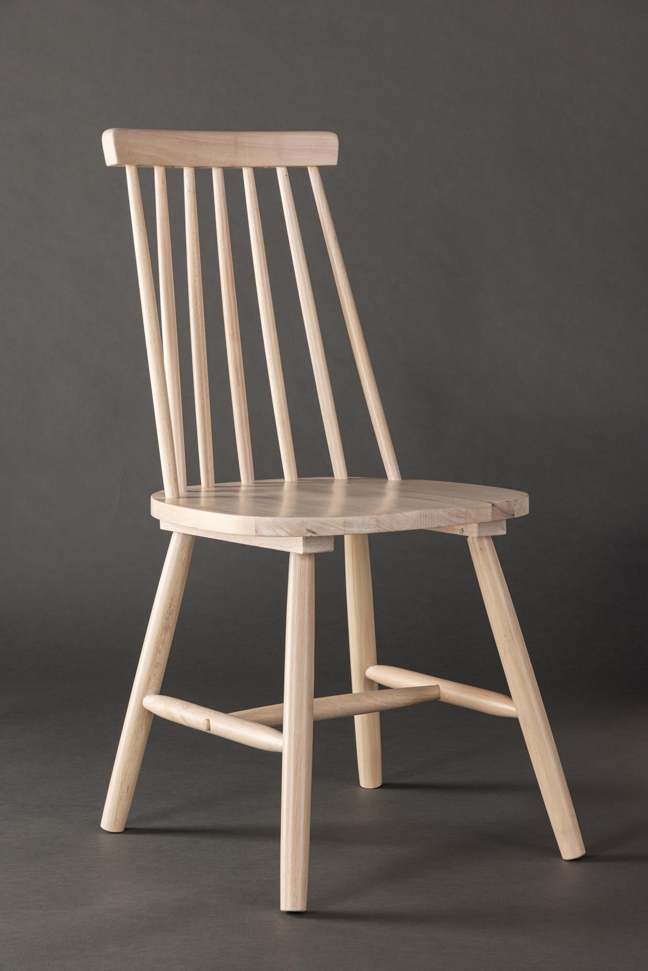 Entdecken Sie den Lönneberga Esszimmerstuhl von Venture Home – stilvoll, ergonomisch und aus robustem Gummiholz für höchsten Sitzkomfort.