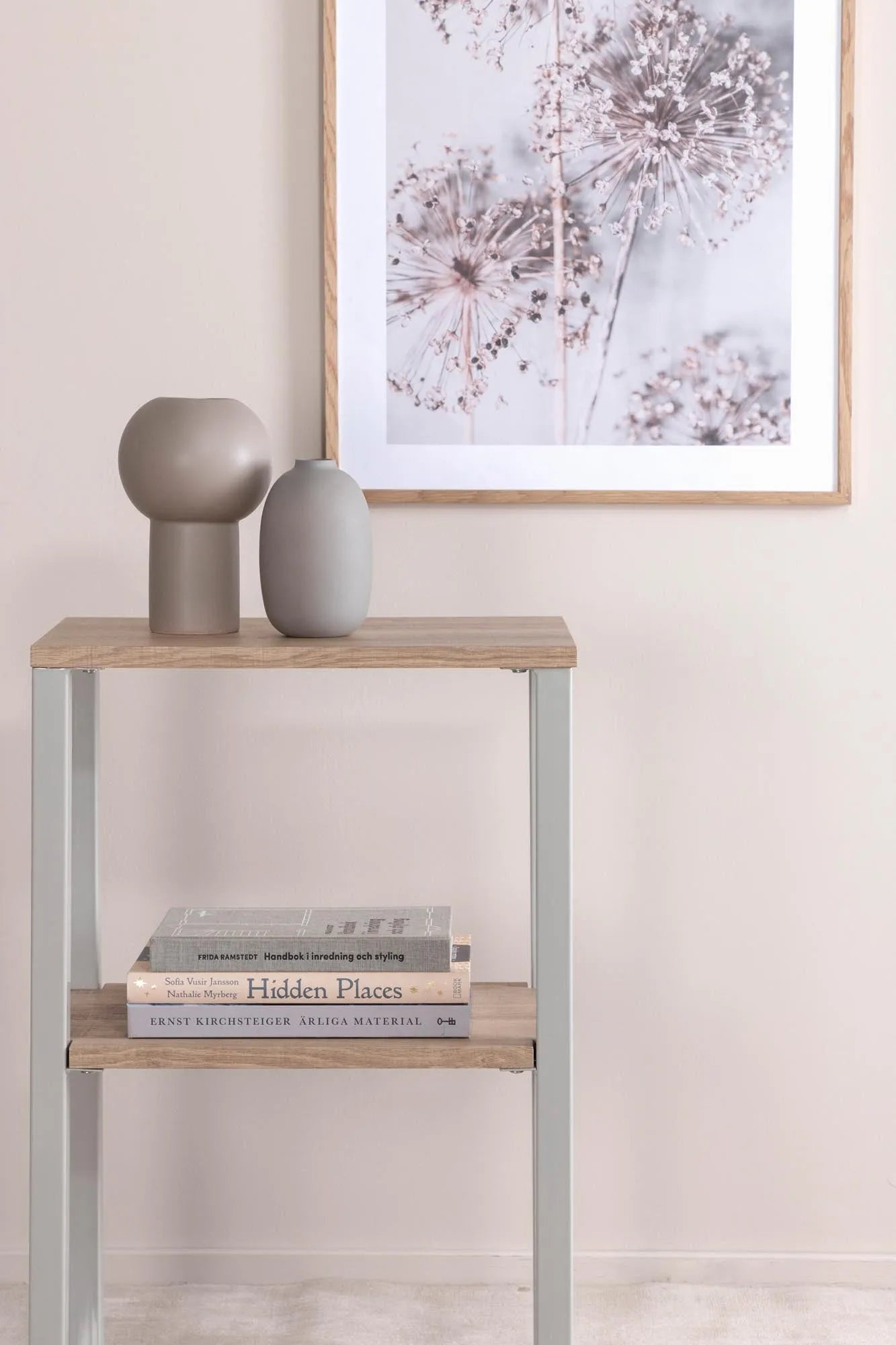 Moderner Nachttisch mit minimalistischer Eleganz von Venture Home.
