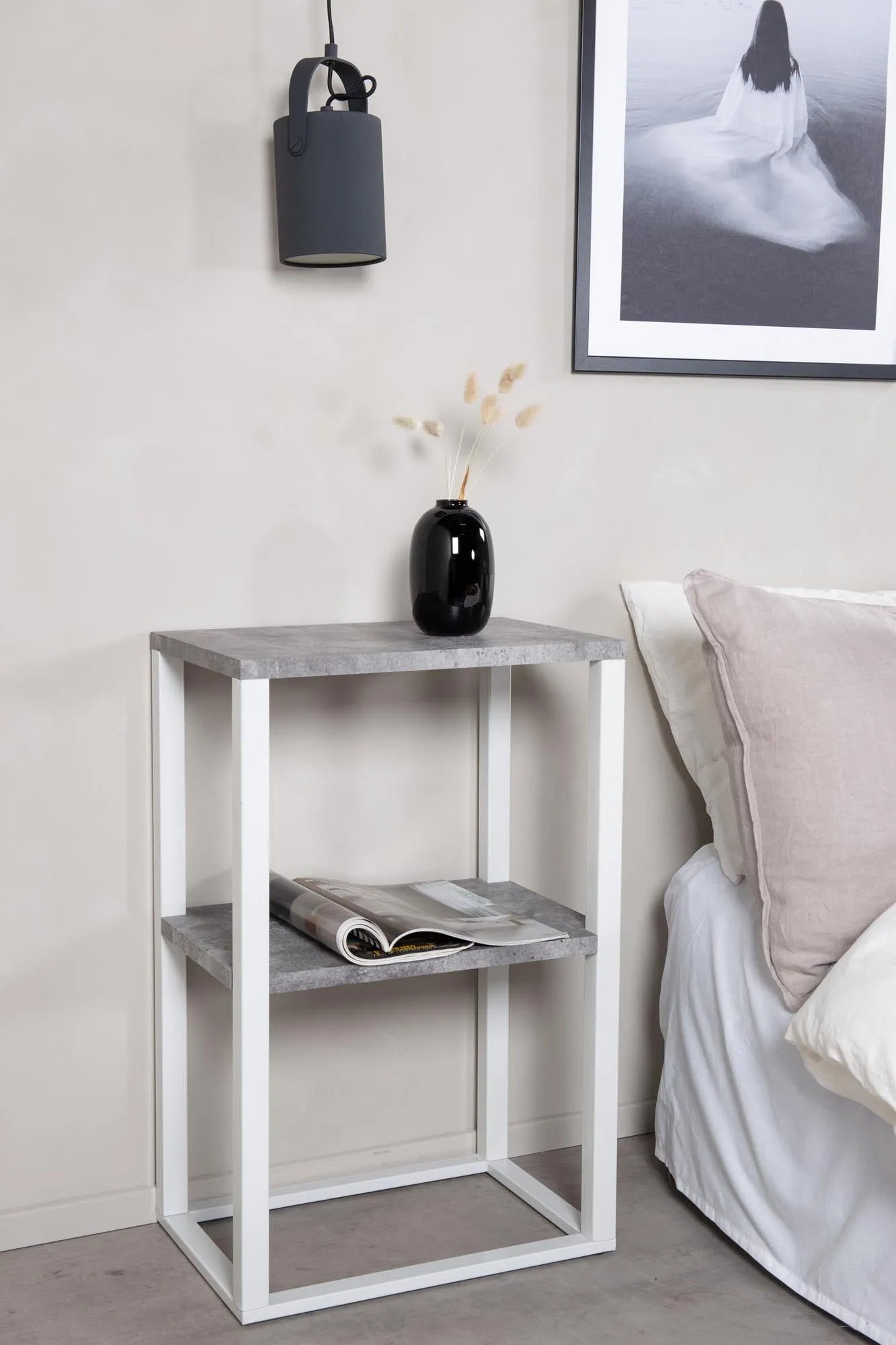 Moderner Rise Tisch von Venture Home: Funktionalität trifft Ästhetik.