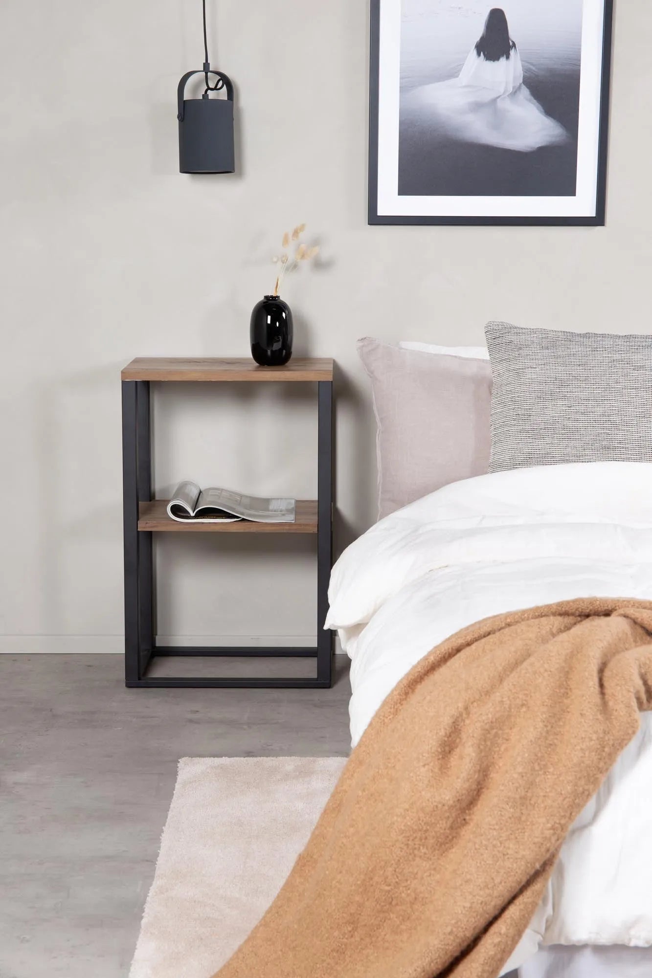 Moderner Rise Tisch von Venture Home: Minimalismus trifft Funktion.