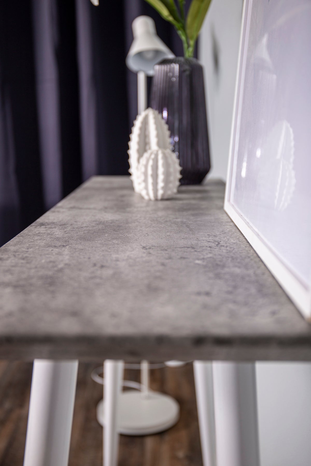 Edge Beistelltisch in Weiss präsentiert im Onlineshop von KAQTU Design AG. Beistelltisch ist von Venture Home