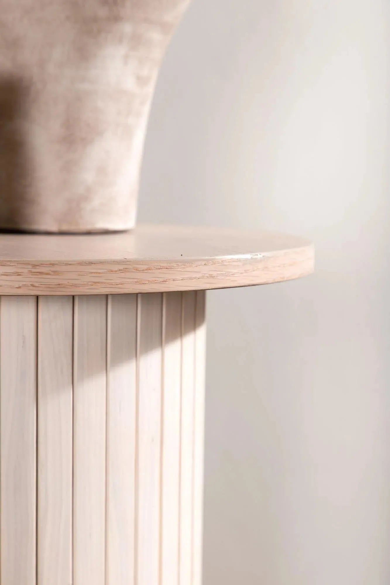 Bianca Beistelltisch: Minimalistisches Design trifft Funktionalität.