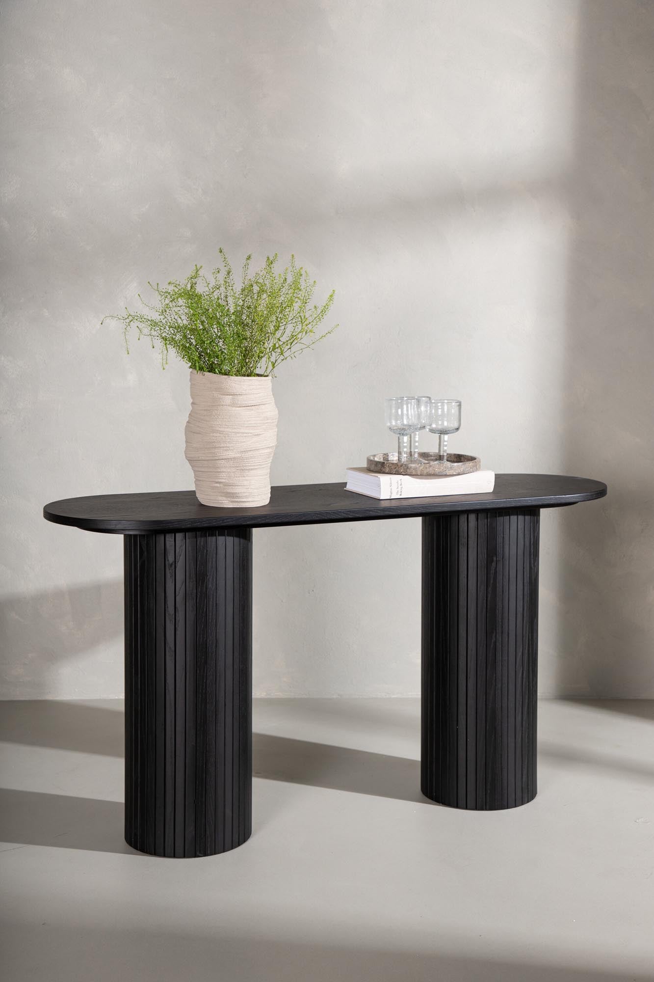 Stilvoller Bianca Coffee Tisch von Venture Home: Robustes Design, nordische Formen, ideal für Wohnzimmer und Flur, pflegeleicht und elegant.