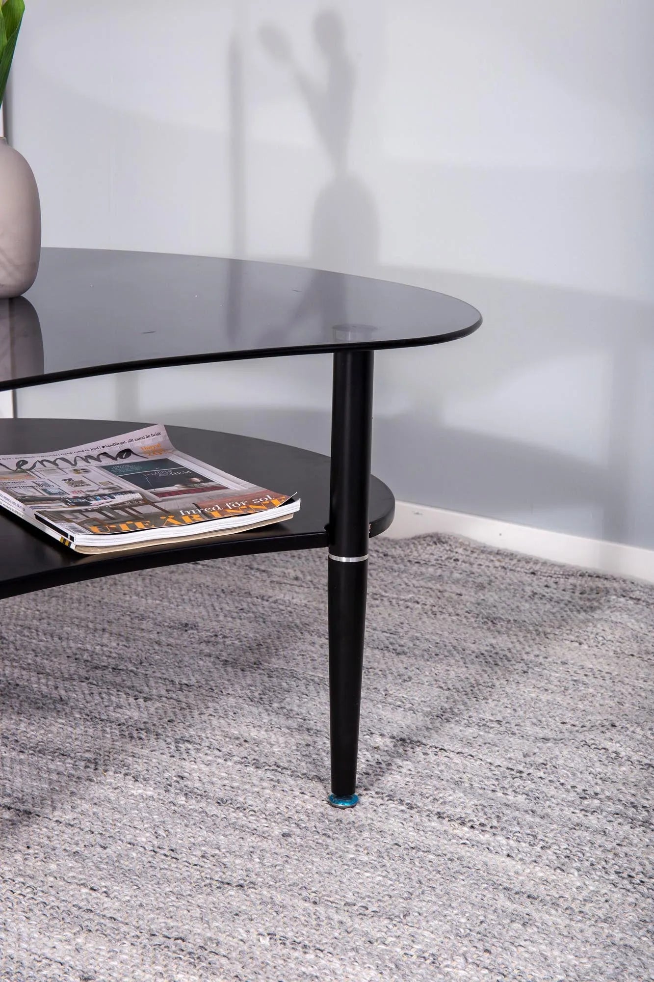 Eleganter Egg Tisch von Venture Home mit transparenter Glasplatte.