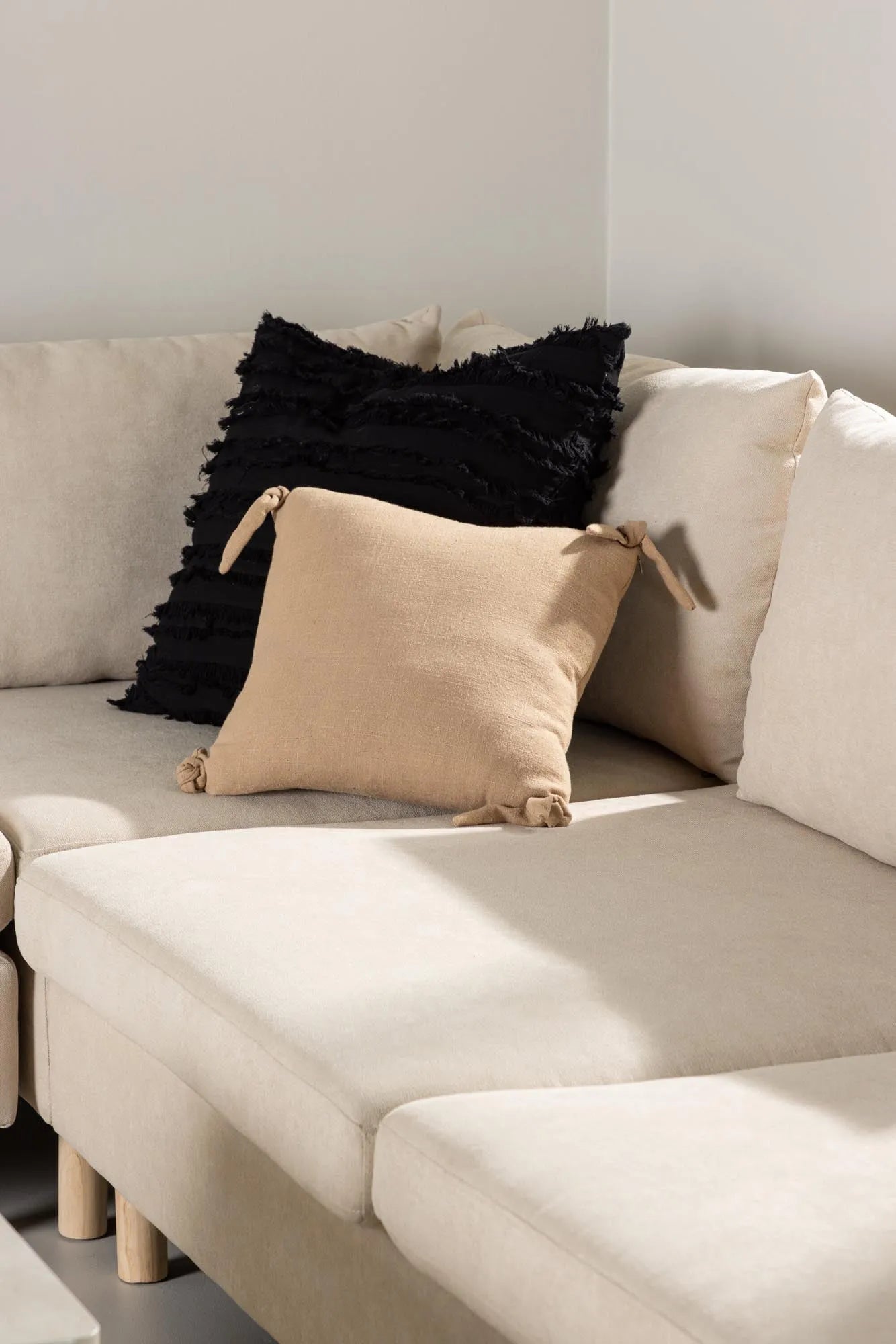 Zero Ecksofa von Venture Home: Zeitlose Eleganz trifft auf Komfort.