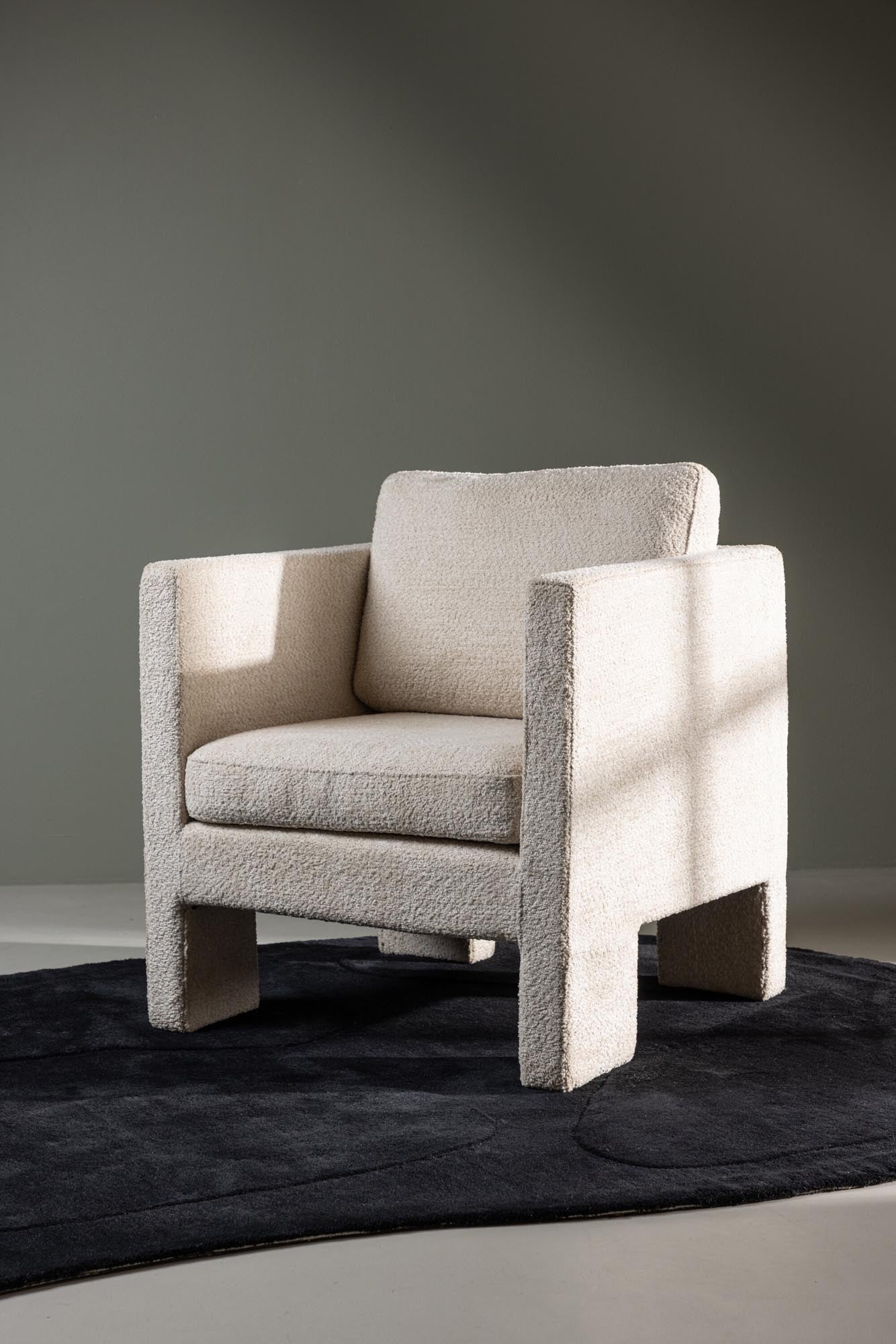 Entdecken Sie den Ragusa Sessel von Venture Home: stilvolles nordisches Design, langlebige Materialien und gemütlicher Boulée-Stoff für höchsten Komfort.