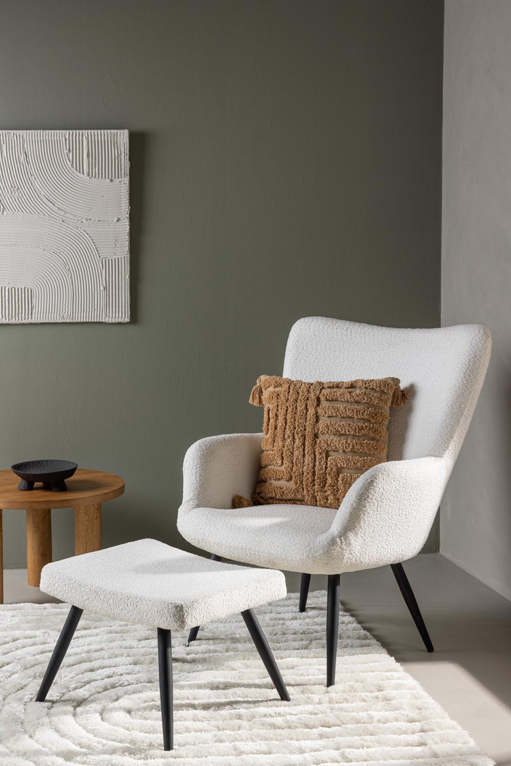 Como Sessel mit Ottoman in Weiss präsentiert im Onlineshop von KAQTU Design AG. Sessel mit Armlehnen ist von Venture Home
