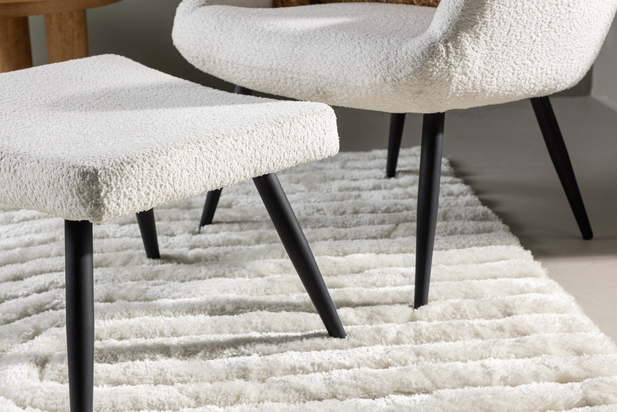 Como Sessel mit Ottoman in Weiss präsentiert im Onlineshop von KAQTU Design AG. Sessel mit Armlehnen ist von Venture Home