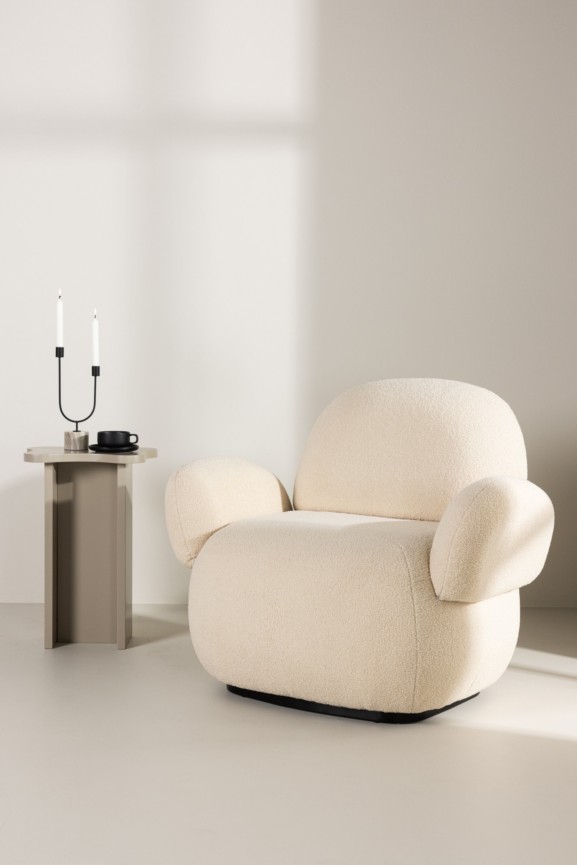 Sevilla Sessel in Beige/Schwarz präsentiert im Onlineshop von KAQTU Design AG. Sessel mit Armlehnen ist von Venture Home