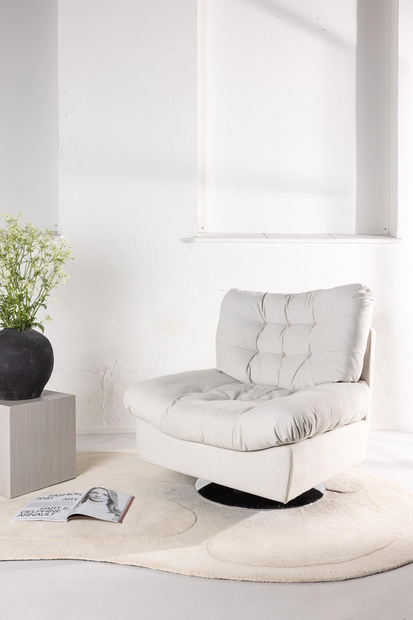 Florens Sessel in Cremefarben präsentiert im Onlineshop von KAQTU Design AG. Sessel mit Armlehnen ist von Venture Home