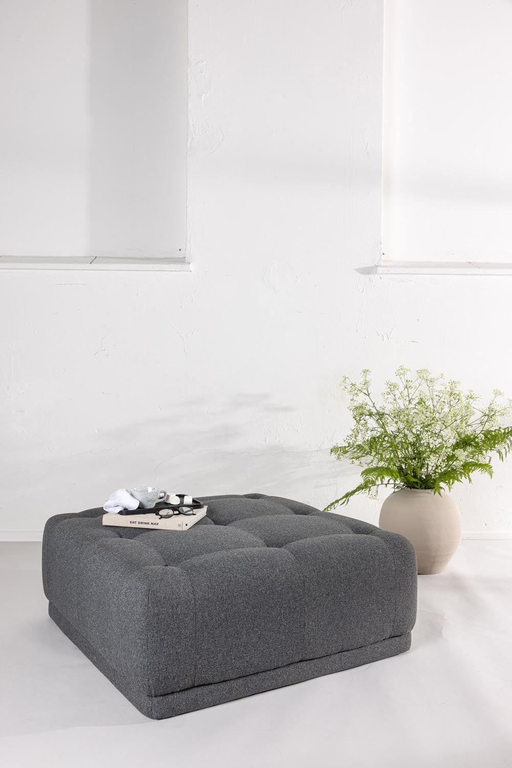 Turiner Hocker in Dunkelgrau präsentiert im Onlineshop von KAQTU Design AG. Pouf ist von Venture Home