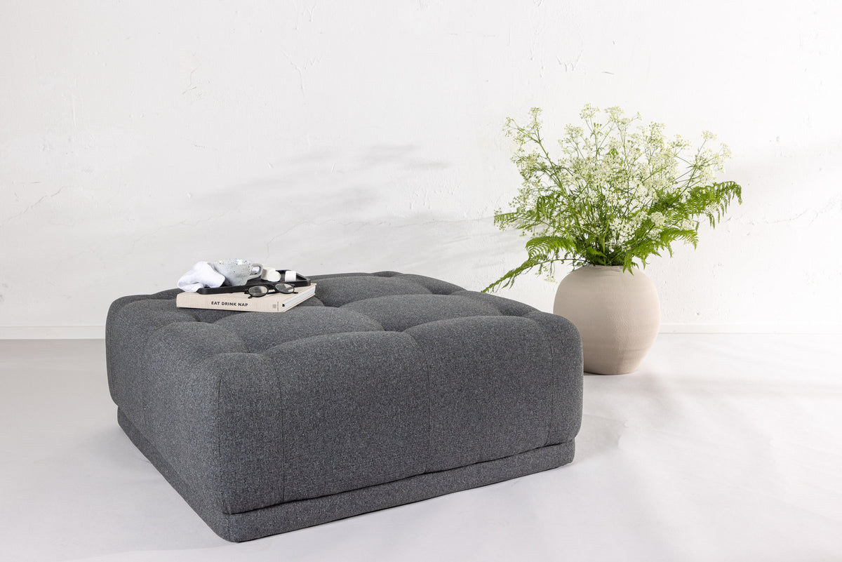 Turiner Hocker in Dunkelgrau präsentiert im Onlineshop von KAQTU Design AG. Pouf ist von Venture Home