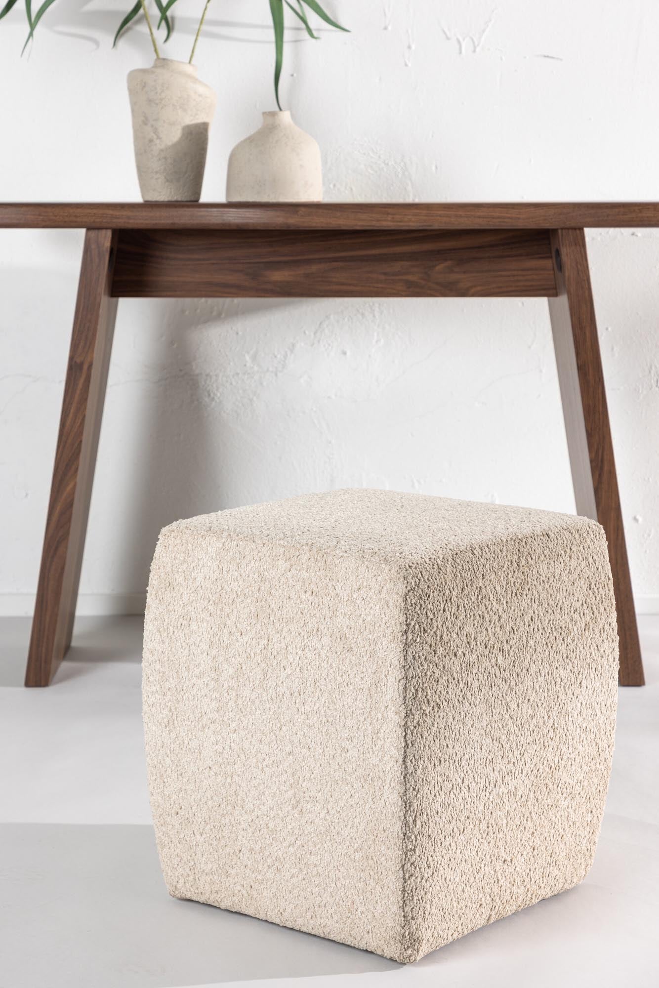 Der Neapel Pouf von Venture Home: Stilvolles, bequemes Möbelstück aus MDF und Polyester in elegantem Beigeton, ideal für jeden Raum.