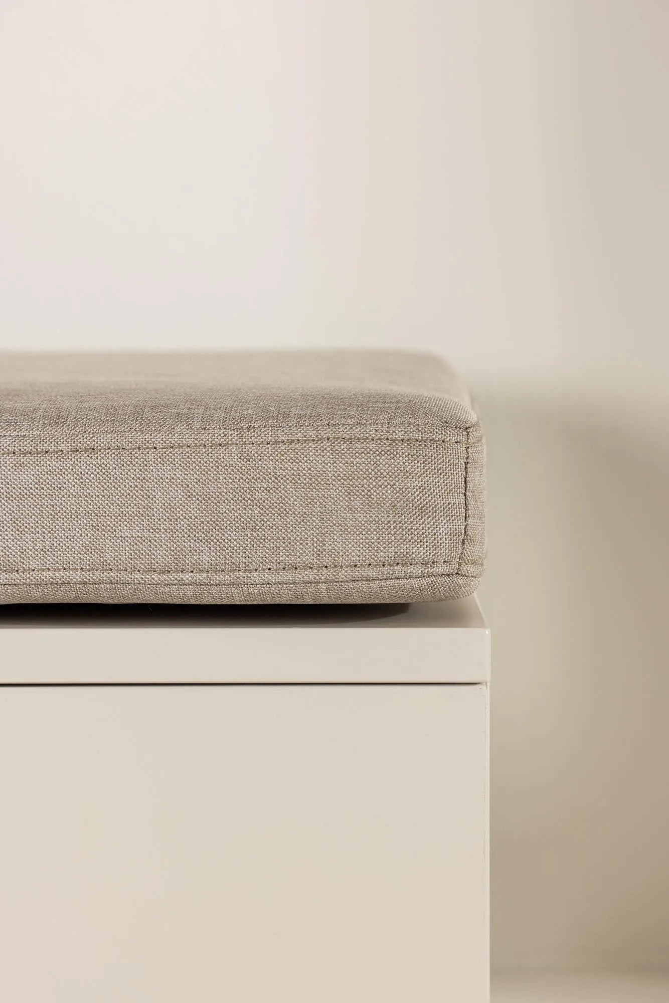 Komfortable Nice Kissenbank von Venture Home für stilvolles Wohnen.