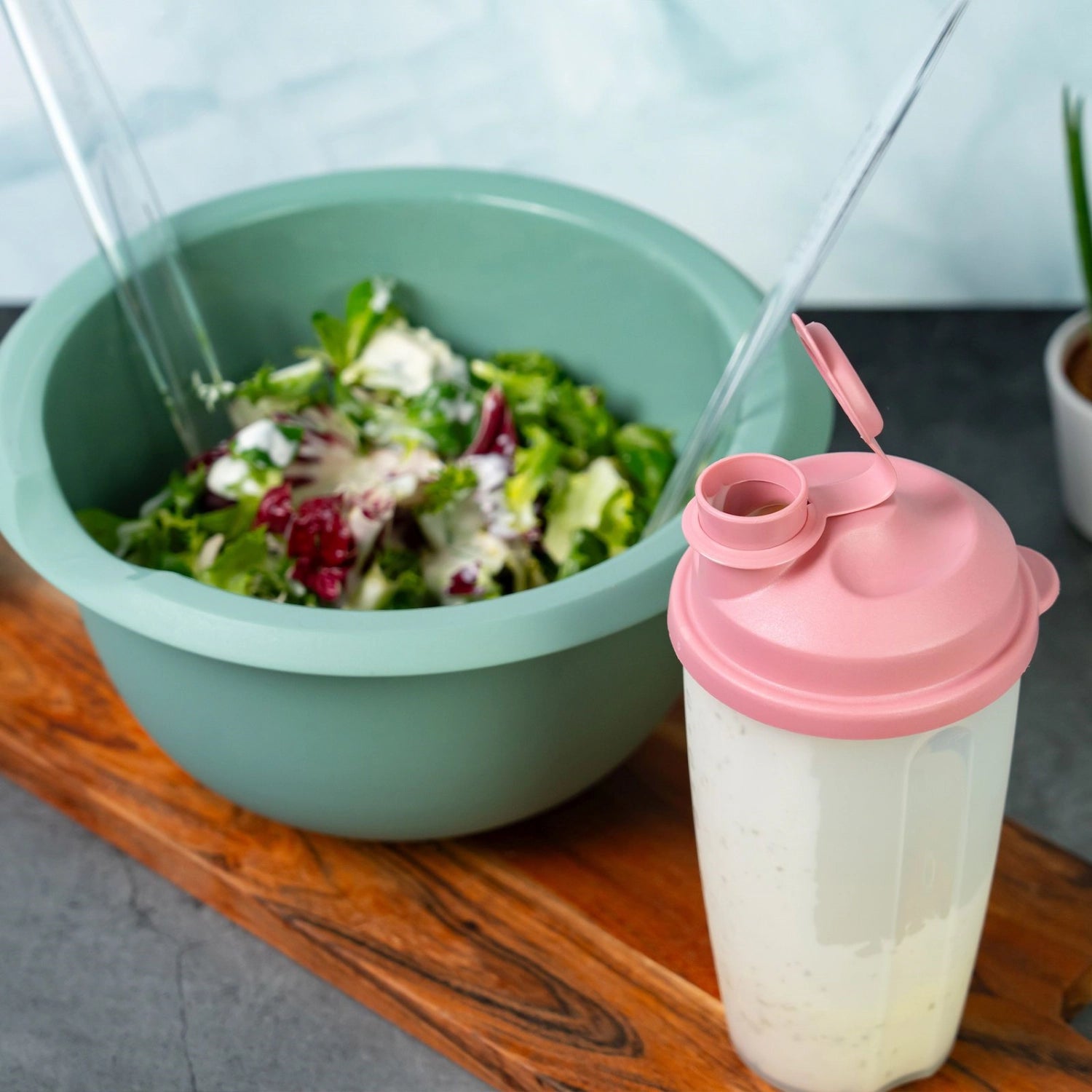 Mixery Dressingshaker 0.5l rosa in Pink präsentiert im Onlineshop von KAQTU Design AG. Küchenhelfer ist von Westmark