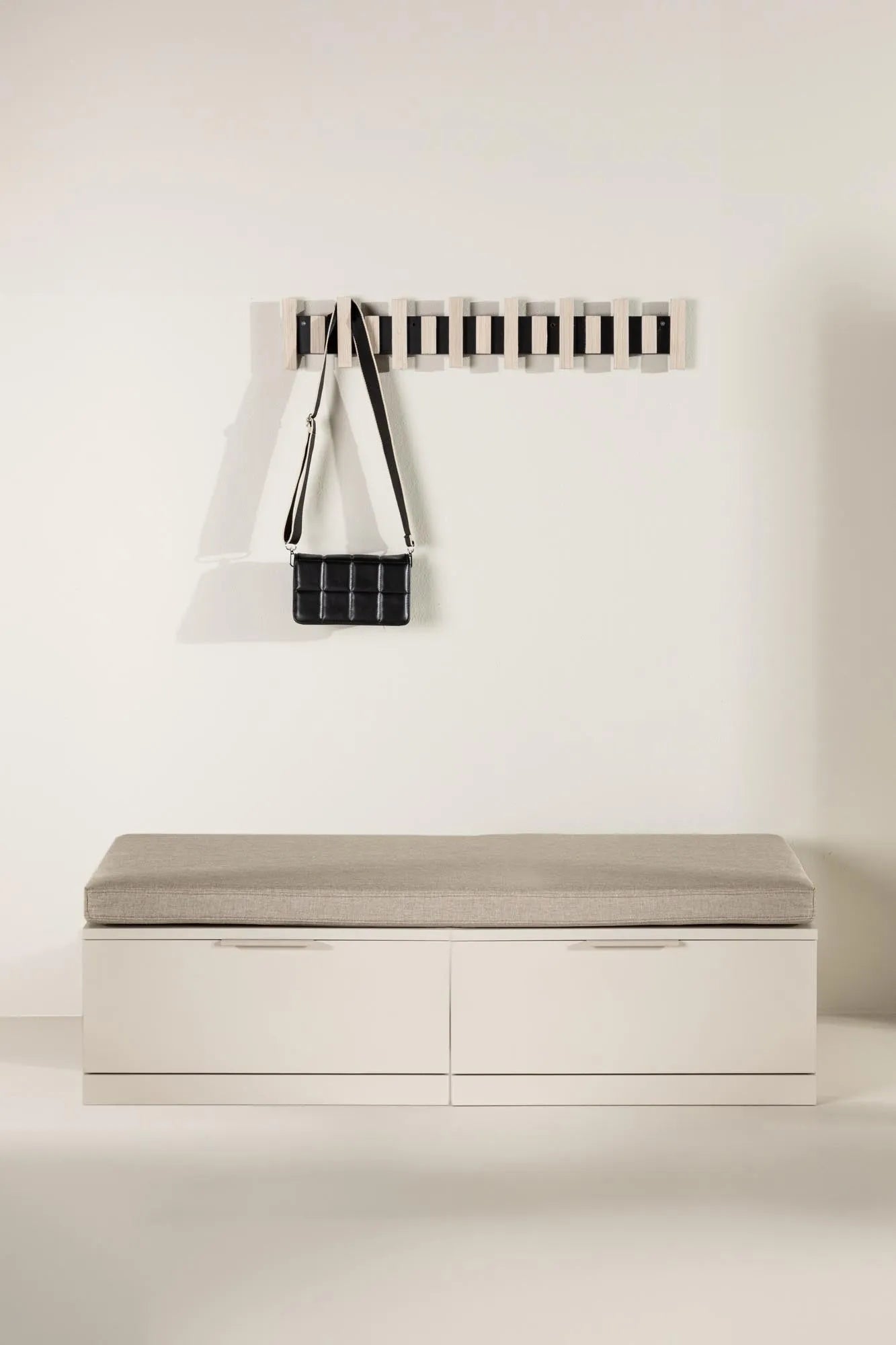 Elegante Nice Kissenbank für moderne Wohnräume von Venture Home.
