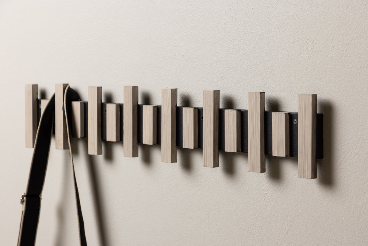 Nimes Hänger in Schwarz/ Weisswäsche präsentiert im Onlineshop von KAQTU Design AG. Kleiderbügler ist von Venture Home