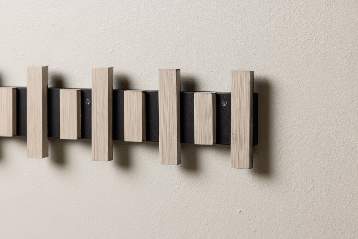 Nimes Hänger in Schwarz/ Weisswäsche präsentiert im Onlineshop von KAQTU Design AG. Kleiderbügler ist von Venture Home