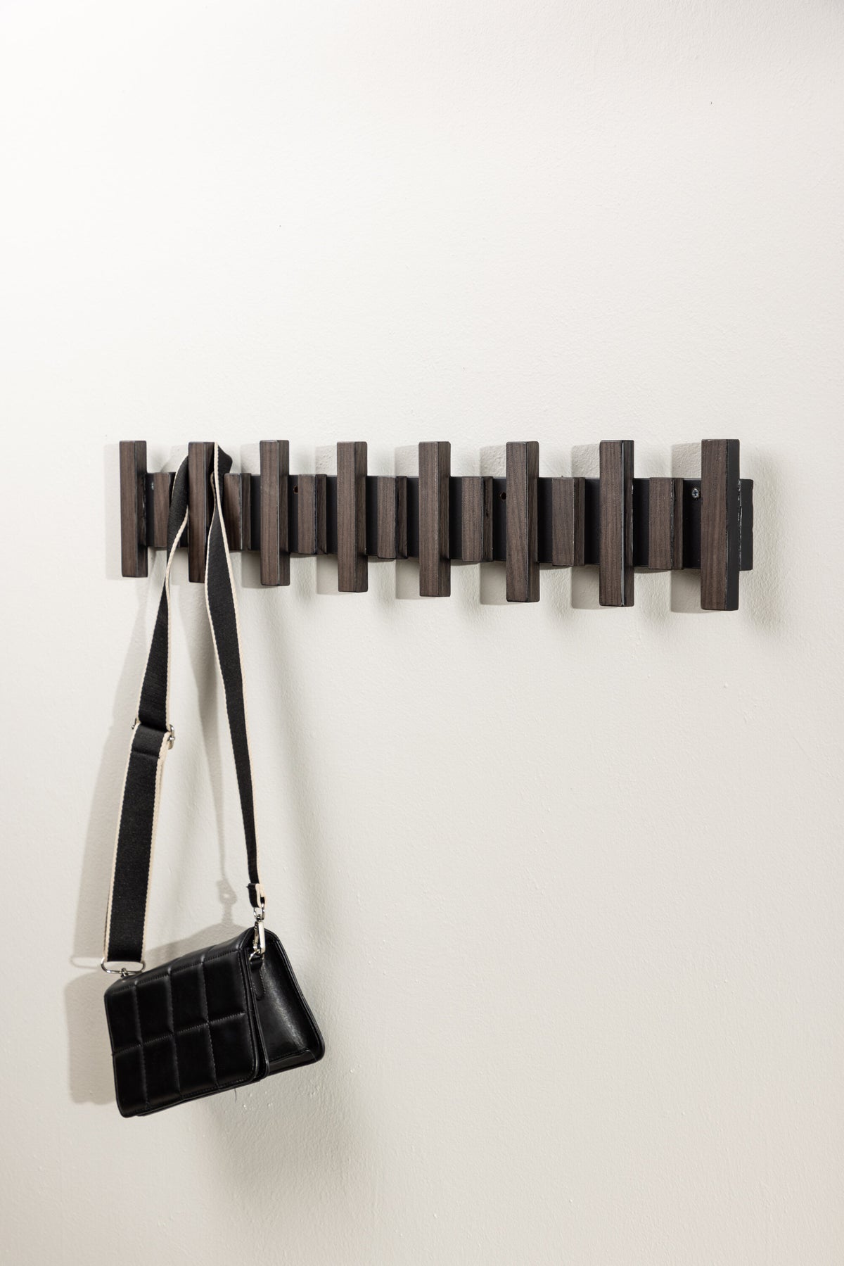 Nimes Hänger in Schwarz/Mokka präsentiert im Onlineshop von KAQTU Design AG. Kleiderbügler ist von Venture Home