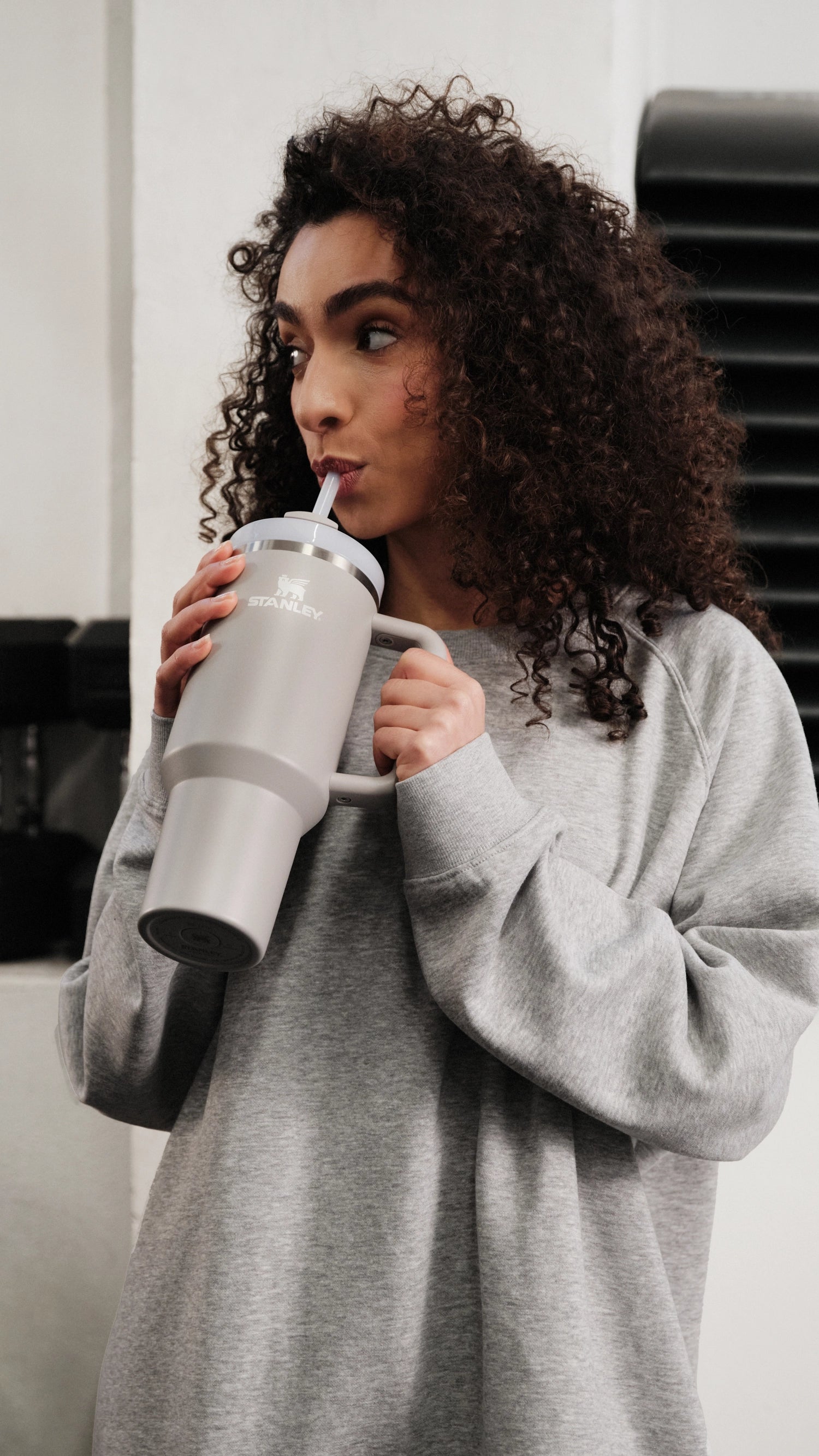 Quencher FlowState 1.18l ash in Silber präsentiert im Onlineshop von KAQTU Design AG. Trinkflaschen ist von Stanley