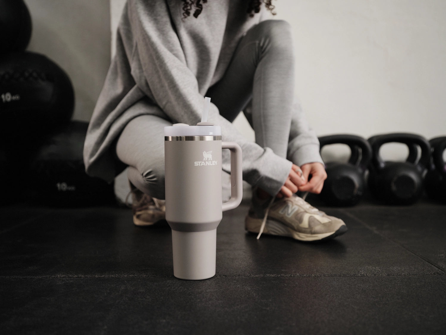 Quencher FlowState 1.18l ash in Silber präsentiert im Onlineshop von KAQTU Design AG. Trinkflaschen ist von Stanley