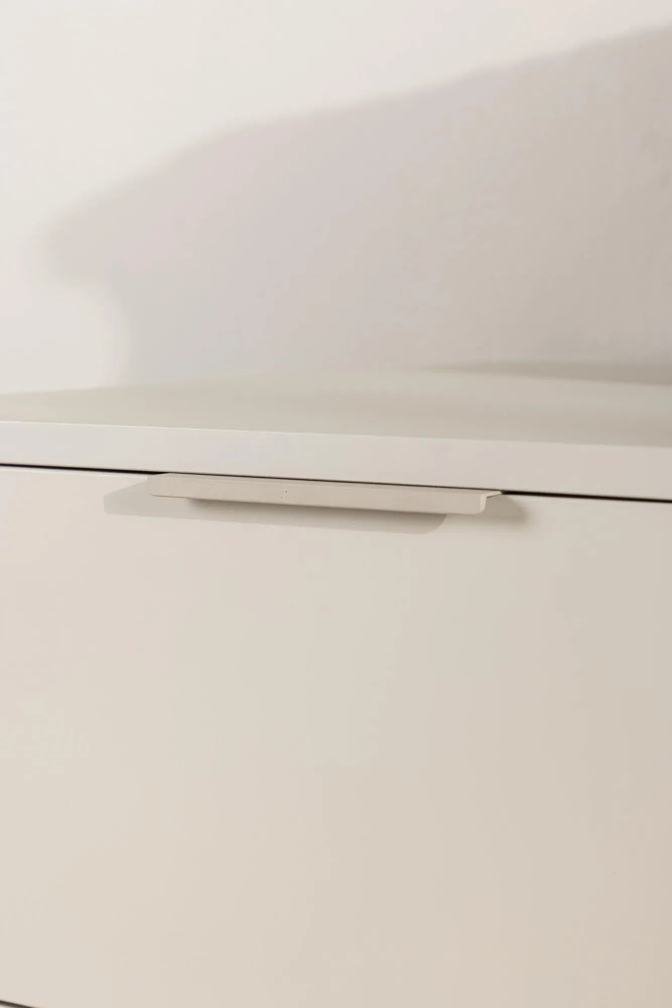 Modernes Nice Cabinet von Venture Home: Praktisch und ästhetisch.