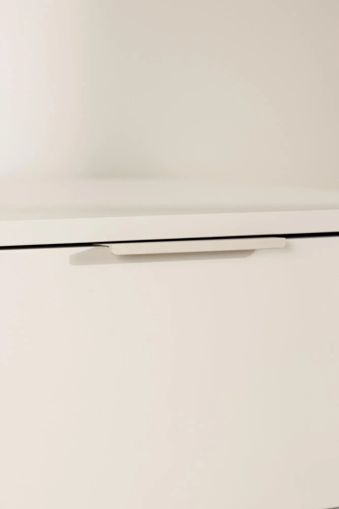 Venture Home Nice Cabinet: Funktionalität trifft auf modernes Design.